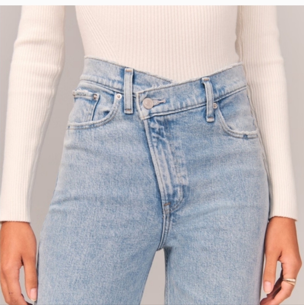 Abercrombie And Fitch The 90's Straight Ultra High Rise Asymmetrical Size 26